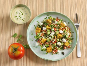 Salade méli-mélo : riz aux lentilles et noisettes, tofu et légumes