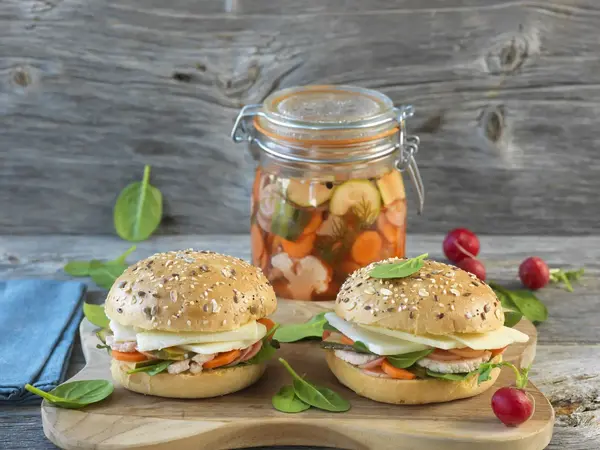 Pan bagnat aux légumes marinés et Graviera fumé